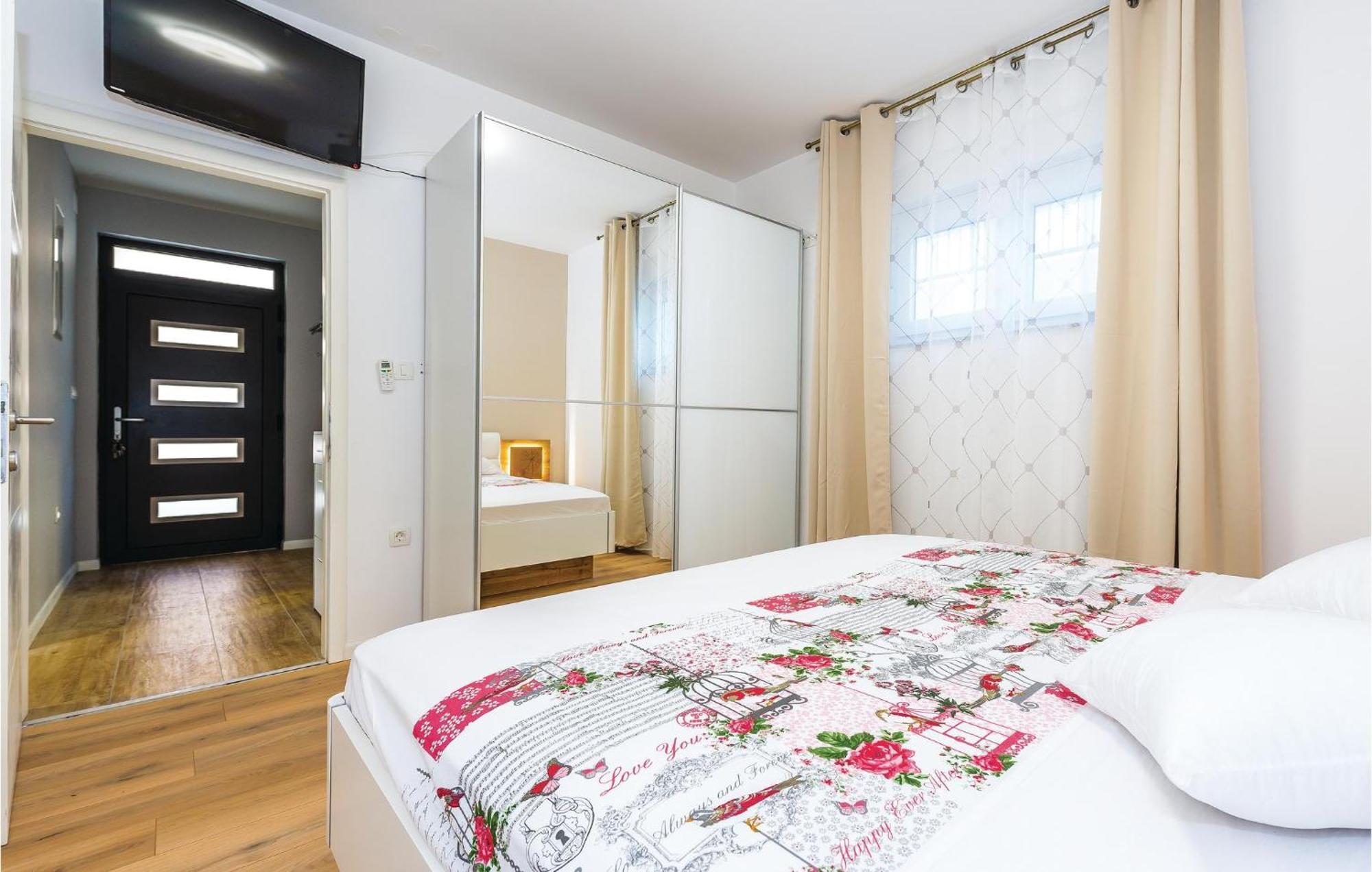 Beautiful Home In Sibenik With Kitchen Exteriör bild